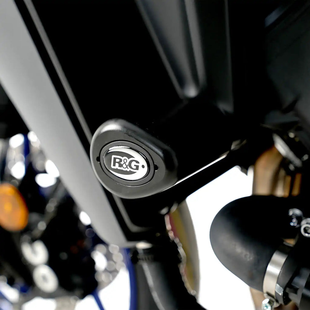 Vista lateral tope de caída R&G Aero instalado en chasis Yamaha Tracer 9