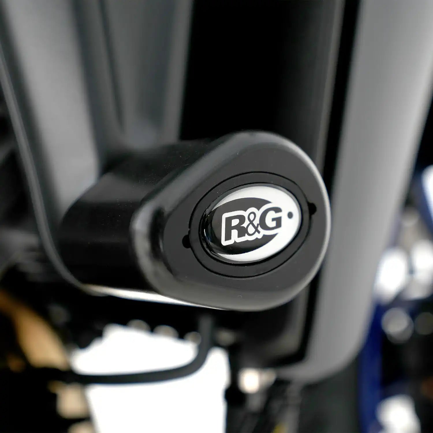Tope de caída R&G Aero negro en Yamaha MT-09 SP mostrando fijación a chasis