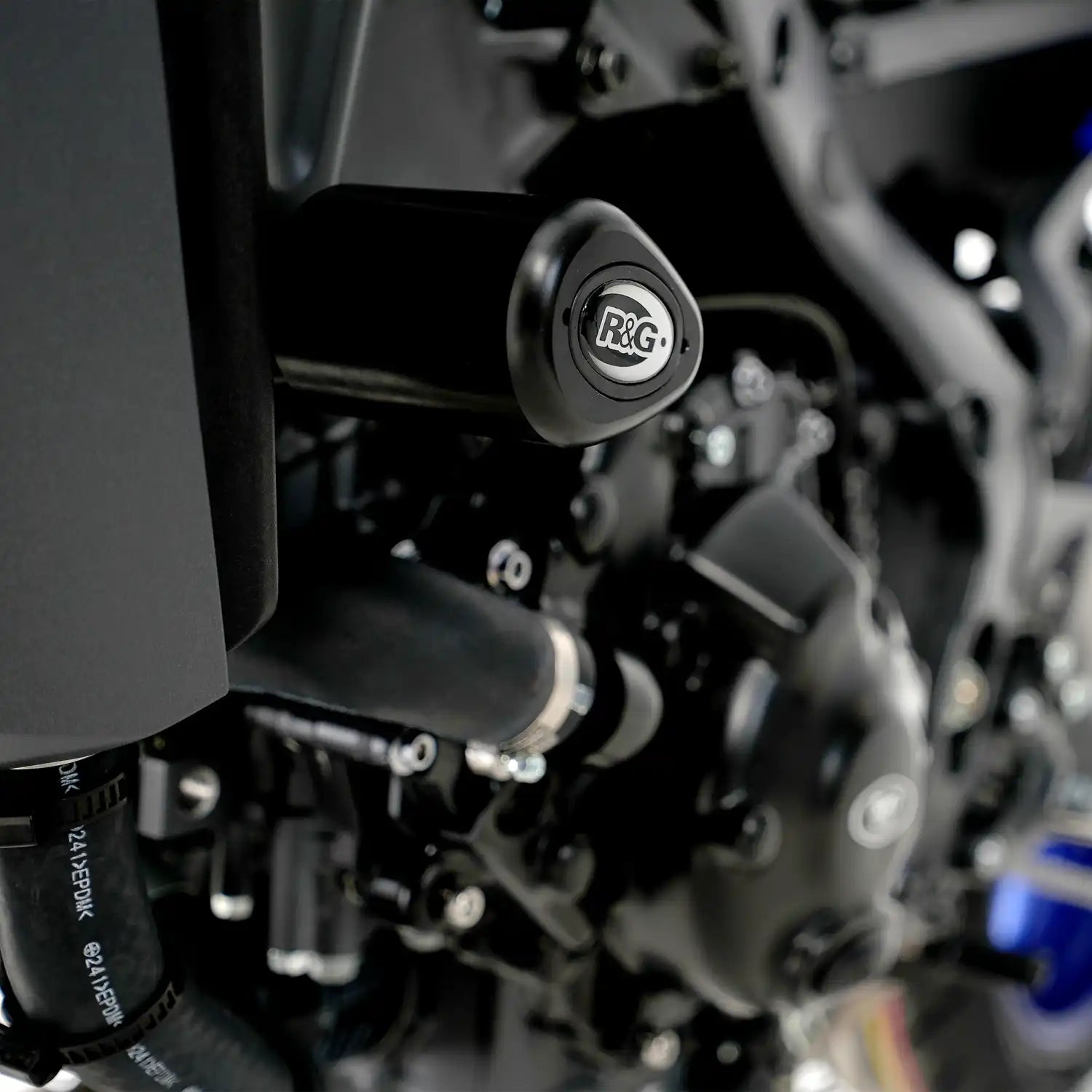 Crash protector R&G montado en Yamaha MT-09 2024 vista completa lateral