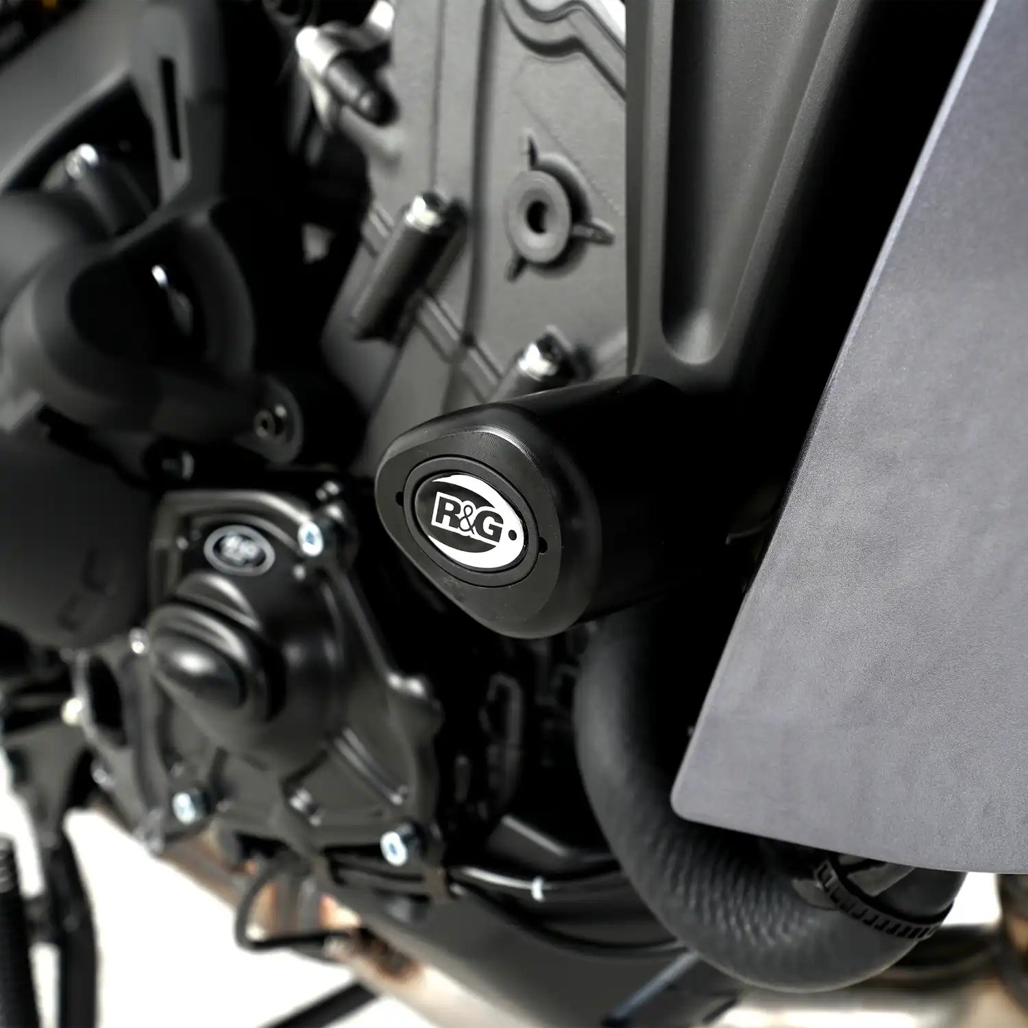 Detalle de instalación frame slider R&G en bastidor Yamaha Tracer 9 GT
