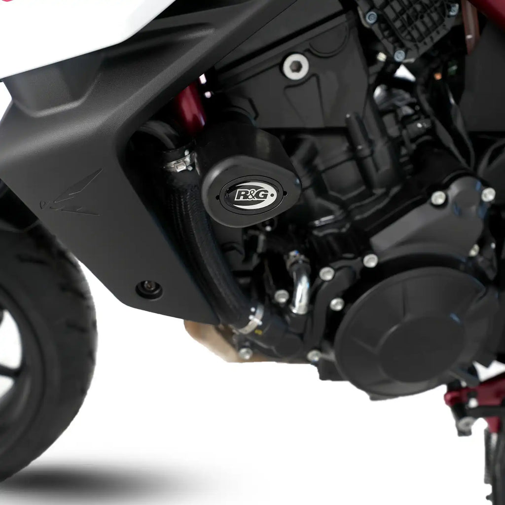 Vista cercana de mounting bracket offset R&G Aero instalado detrás del carenado delantero Honda CB750 Hornet 2023