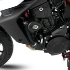 Vista cercana de mounting bracket offset R&G Aero instalado detrás del carenado delantero Honda CB750 Hornet 2023