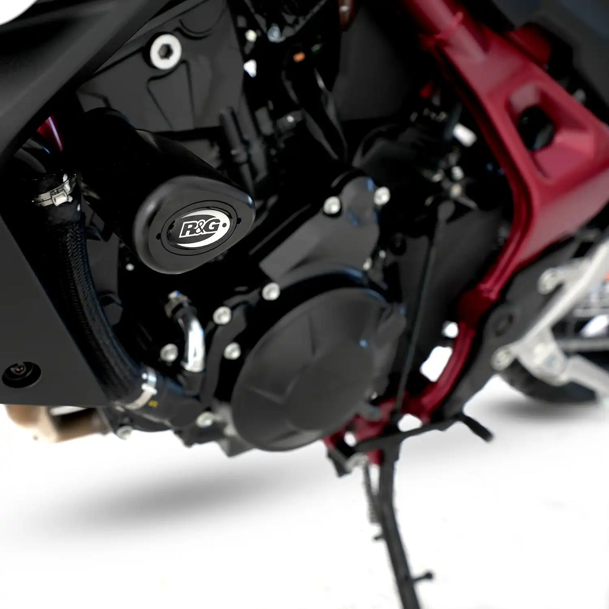 Tope de Caída R&G Aero negro derecho montado en punto de anclaje chasis Honda CB750 Hornet, protegiendo motor y carenado