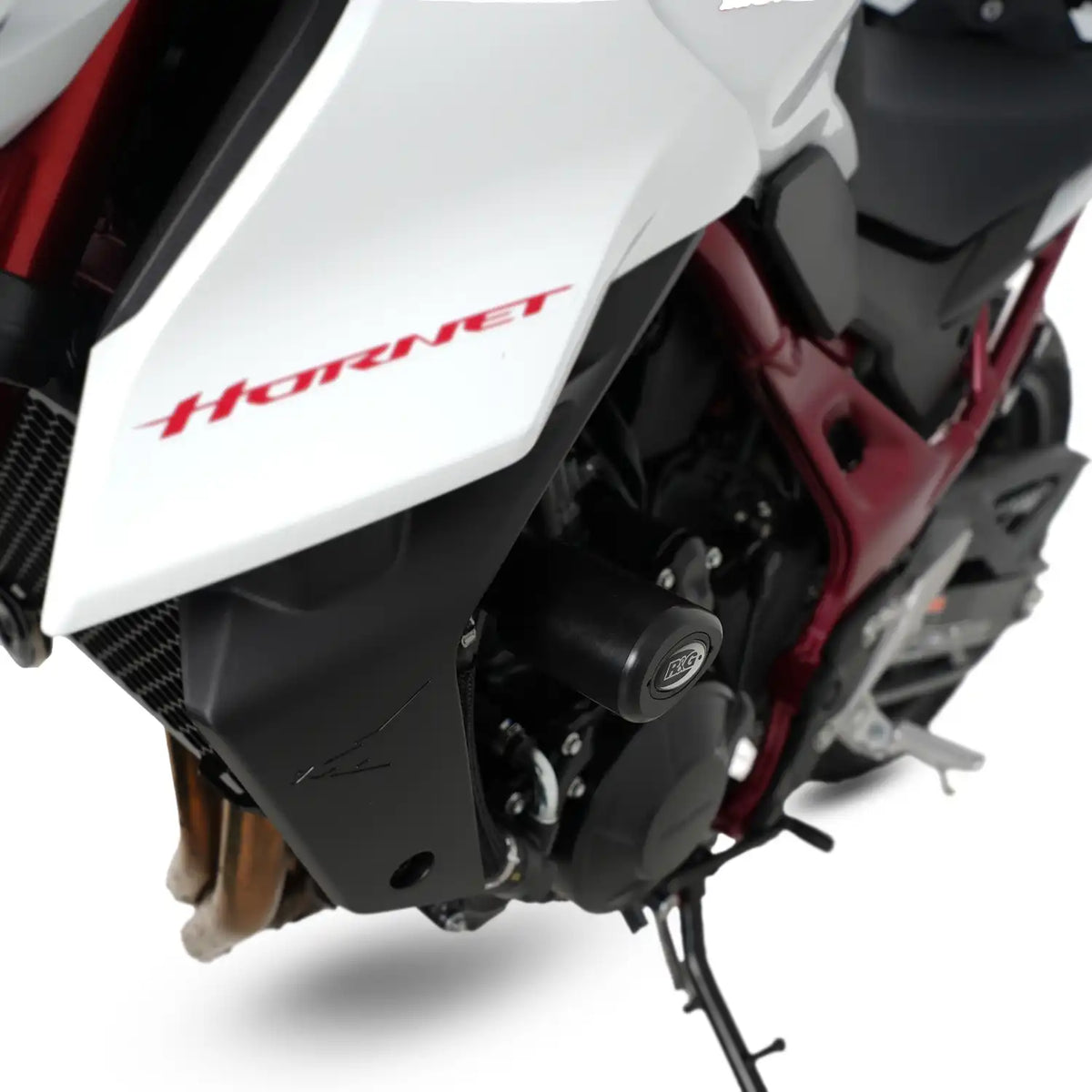 Topes de Caída R&G Aero montados en Honda CB750 Hornet 2023 negro, vista lateral completa mostrando bracket offset