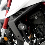 Detalle de Tope de Caída R&G Aero Style con bobbin aerodinámico negro instalado en chasis Honda CB750 Hornet
