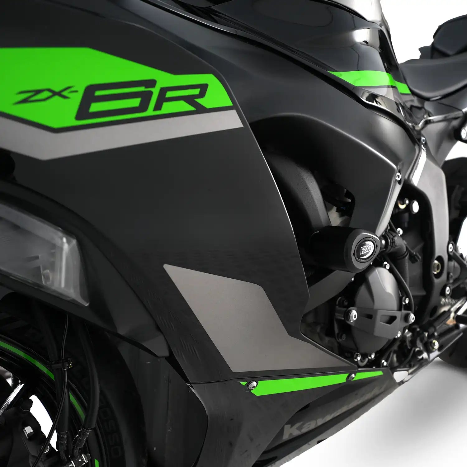 RG Racing Aero Bobbin negro montado en Kawasaki Ninja ZX6R 2024