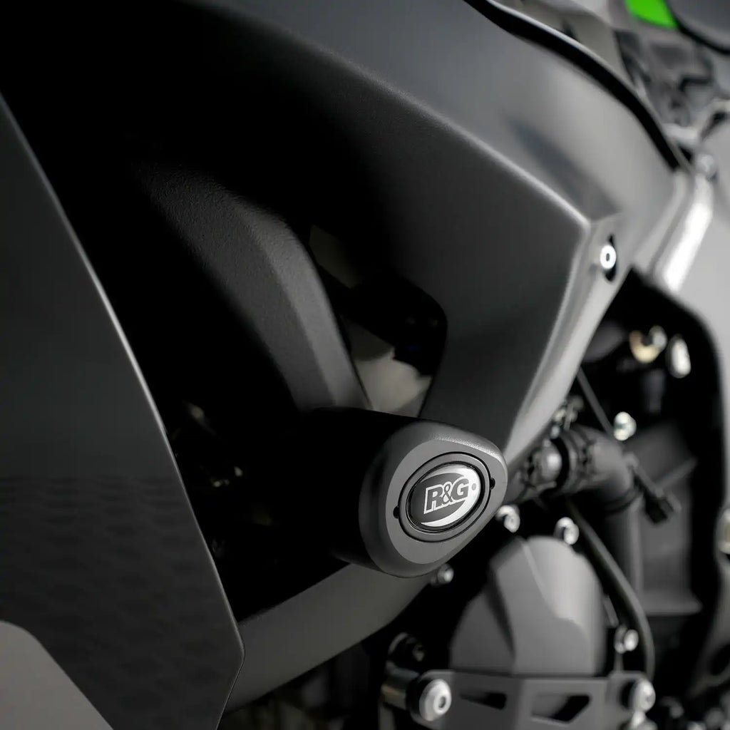 Detalle instalación crash protector sin perforaciones RG Racing ZX6R