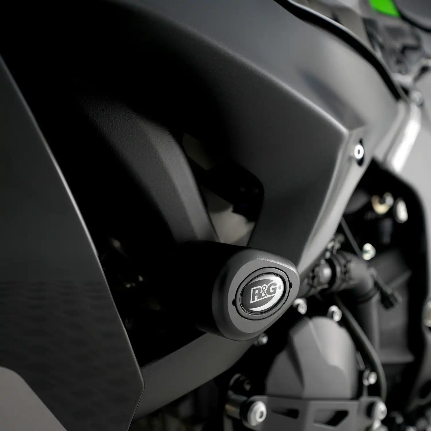 Detalle instalación crash protector sin perforaciones RG Racing ZX6R