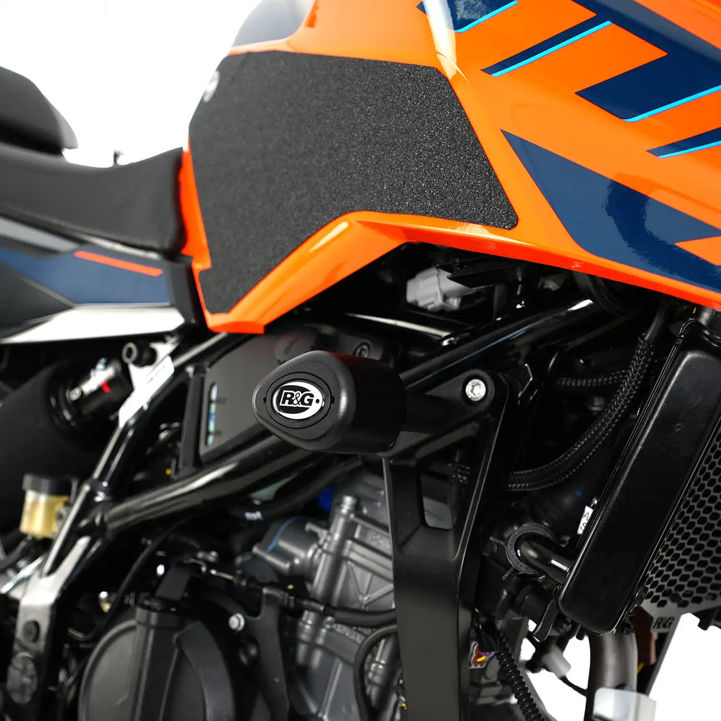 Detalle protector R&G Aero negro en motor KTM Duke 250 2024 vista frontal