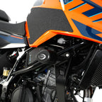 Detalle protector R&G Aero negro en motor KTM Duke 250 2024 vista frontal