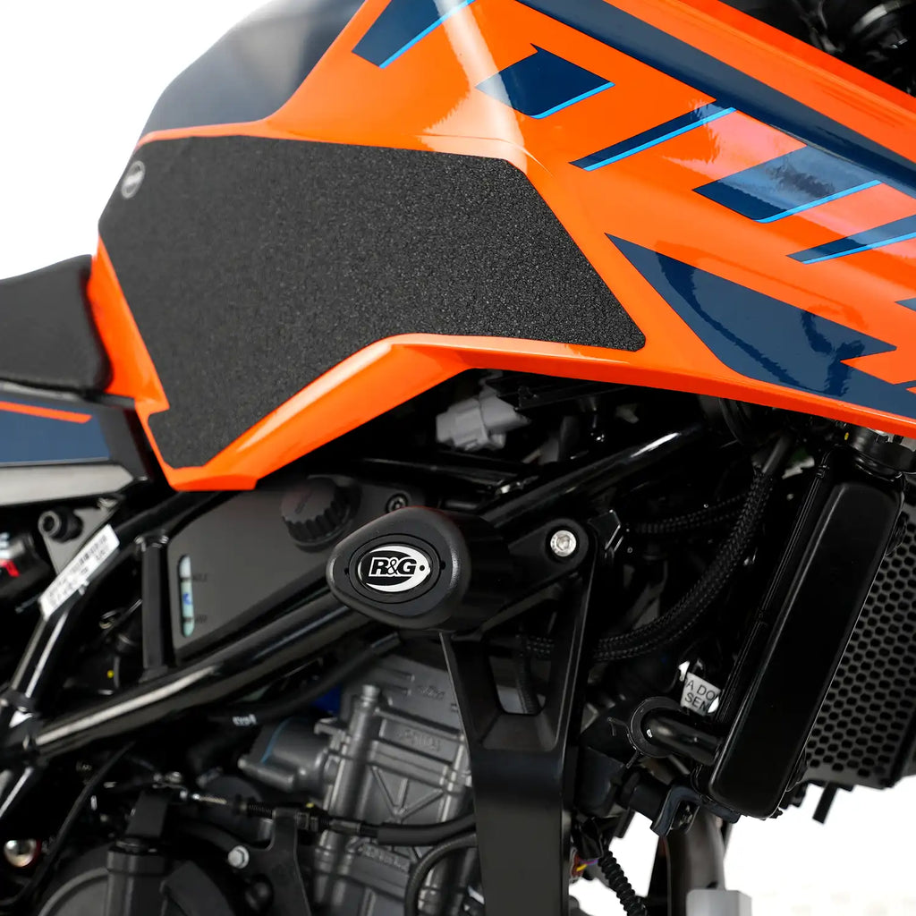 Par de Topes de Caída R&G Aero KTM Duke 390 2024 instalados ambos lados