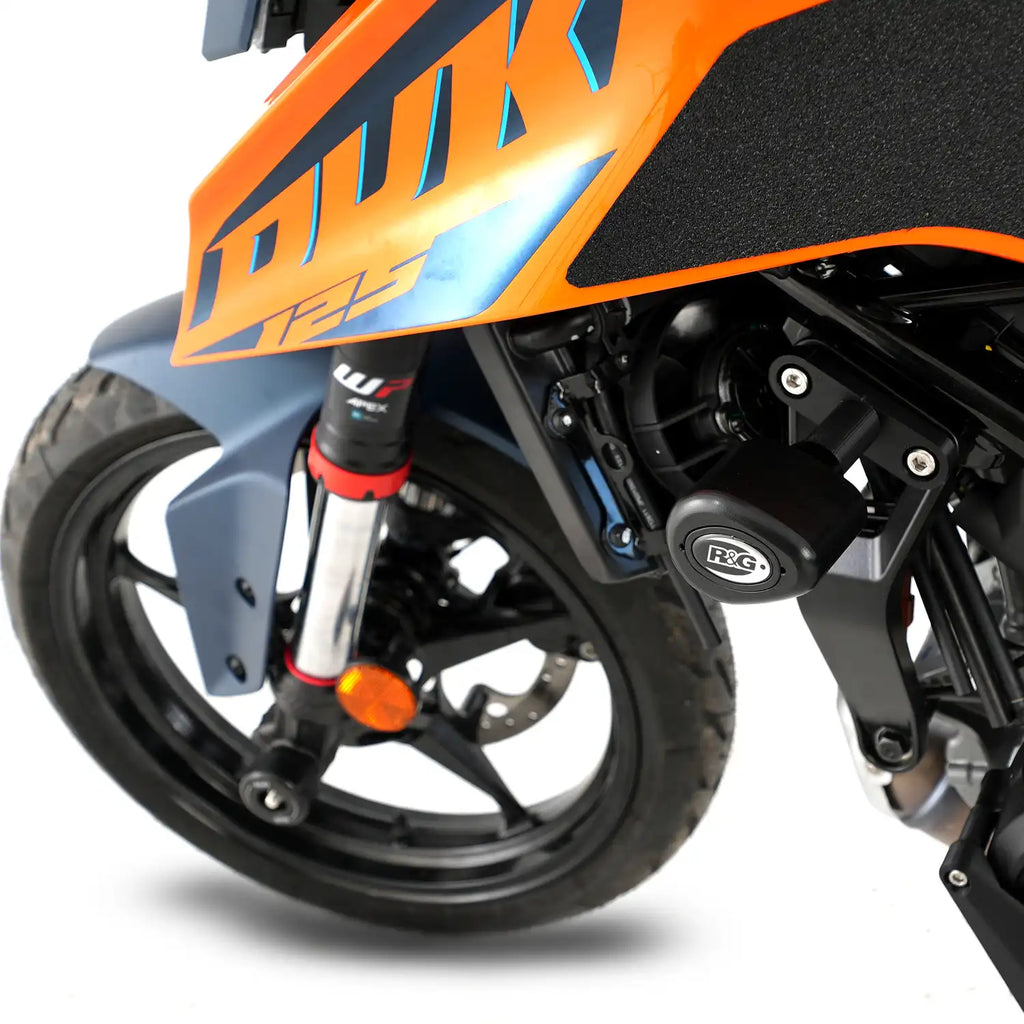 Topes de Caída R&G Aero montados en KTM Duke 125 2024 lado izquierdo protegiendo chasis