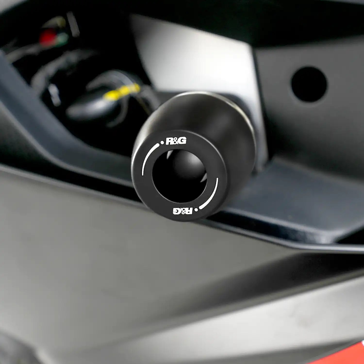 Crash Protector R&G APEX instalado en chasis de Aprilia RS457 detalle bobbin cónico negro