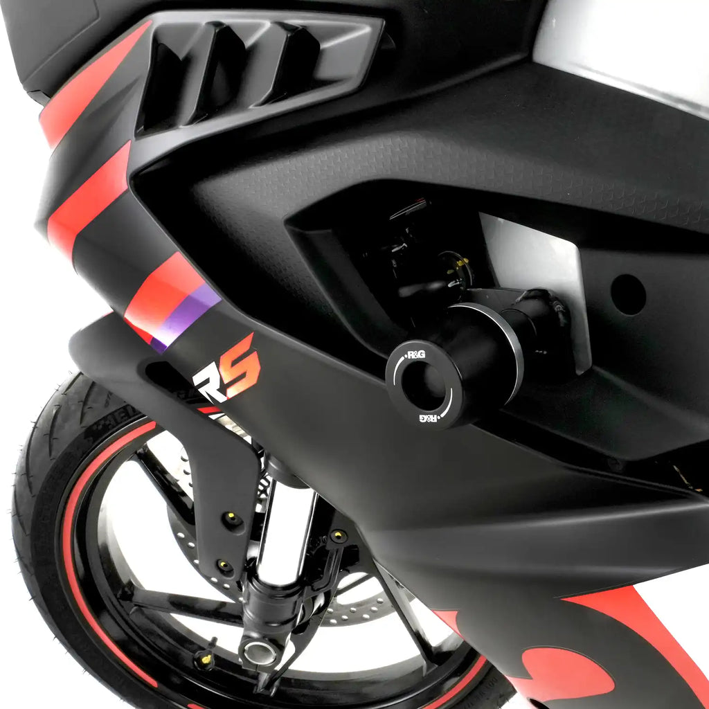 Slider R&G APEX Aprilia RS457 detalle montaje a chasis y manguito de compresión