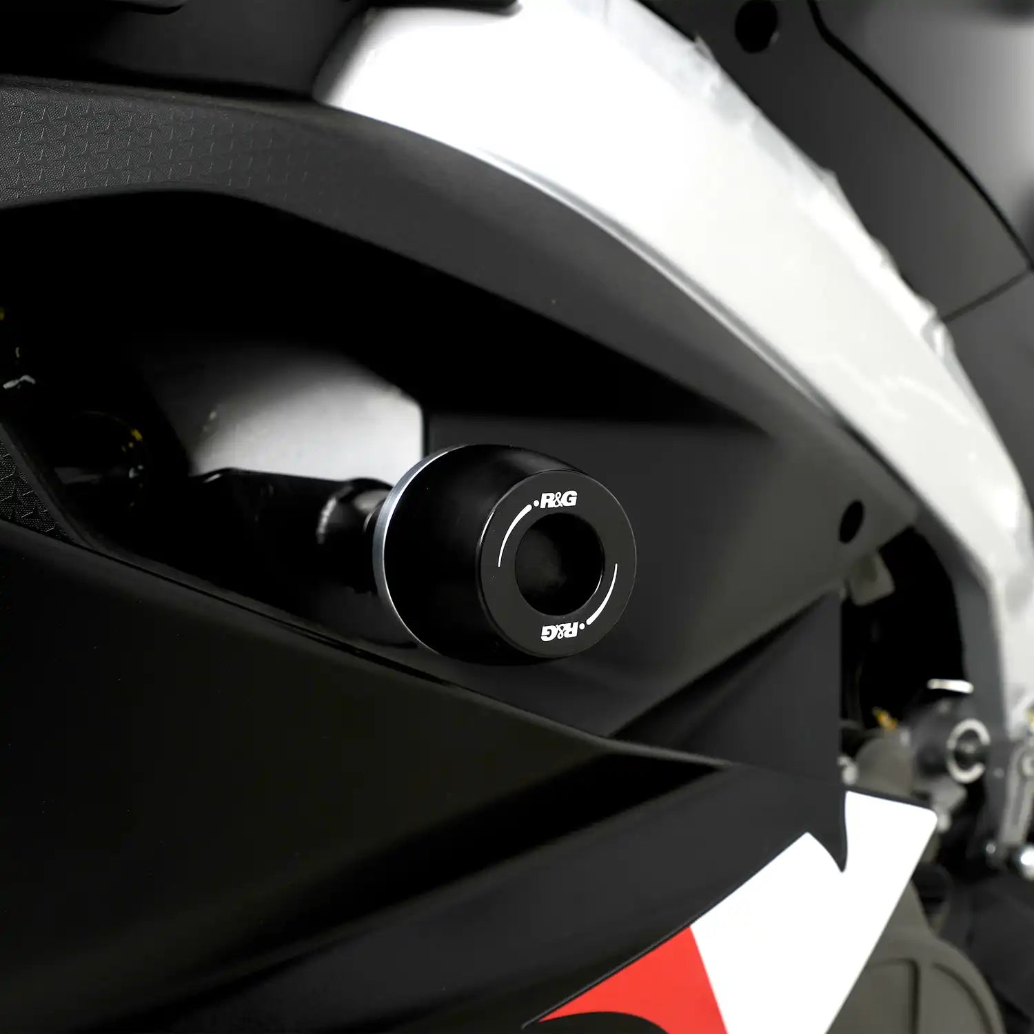 Frame Slider R&G APEX RS457 vista trasera derecha protección de motor instalada