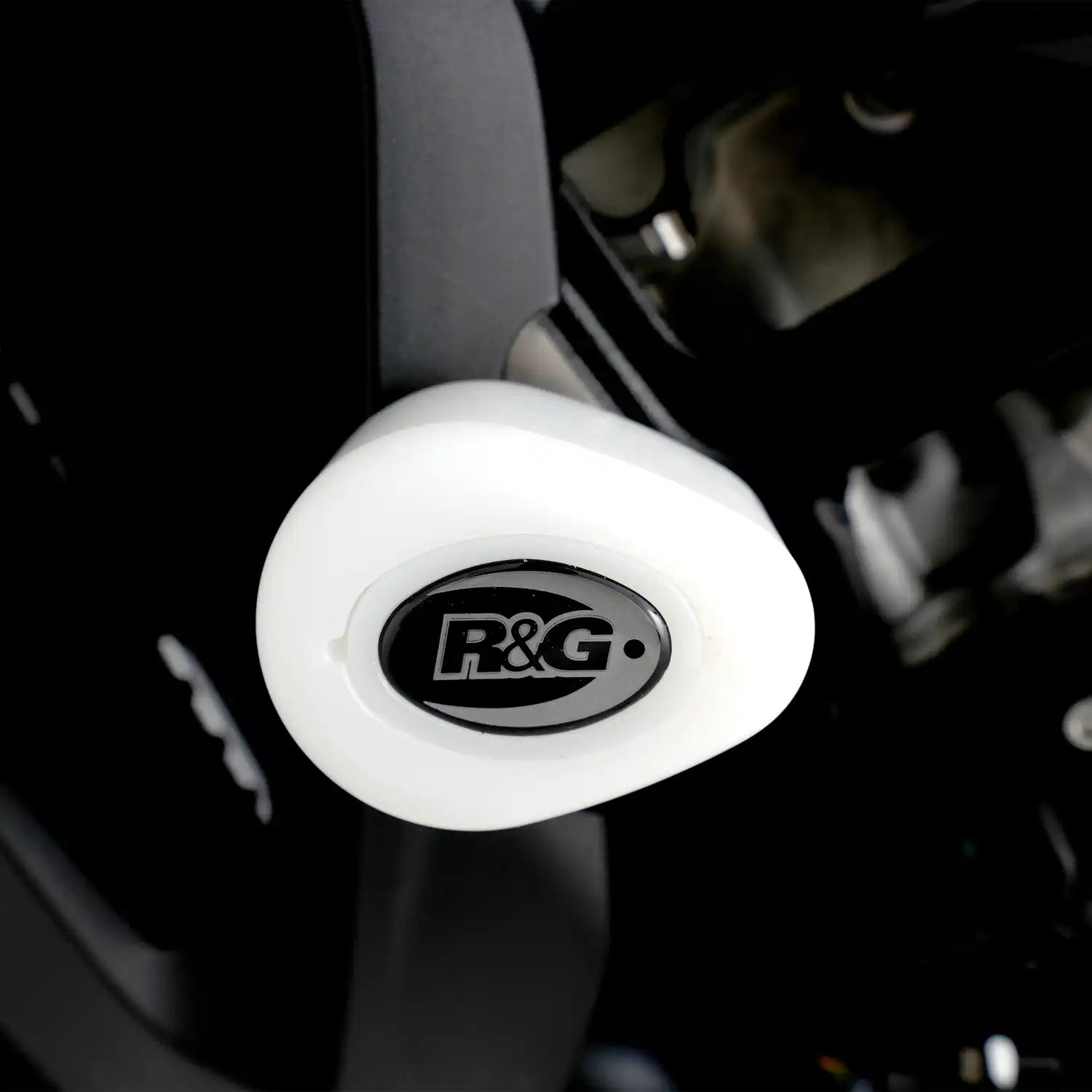 Detalle bobbin aerodinámico R&G estilo gota con capuchón removible en S1000XR negra