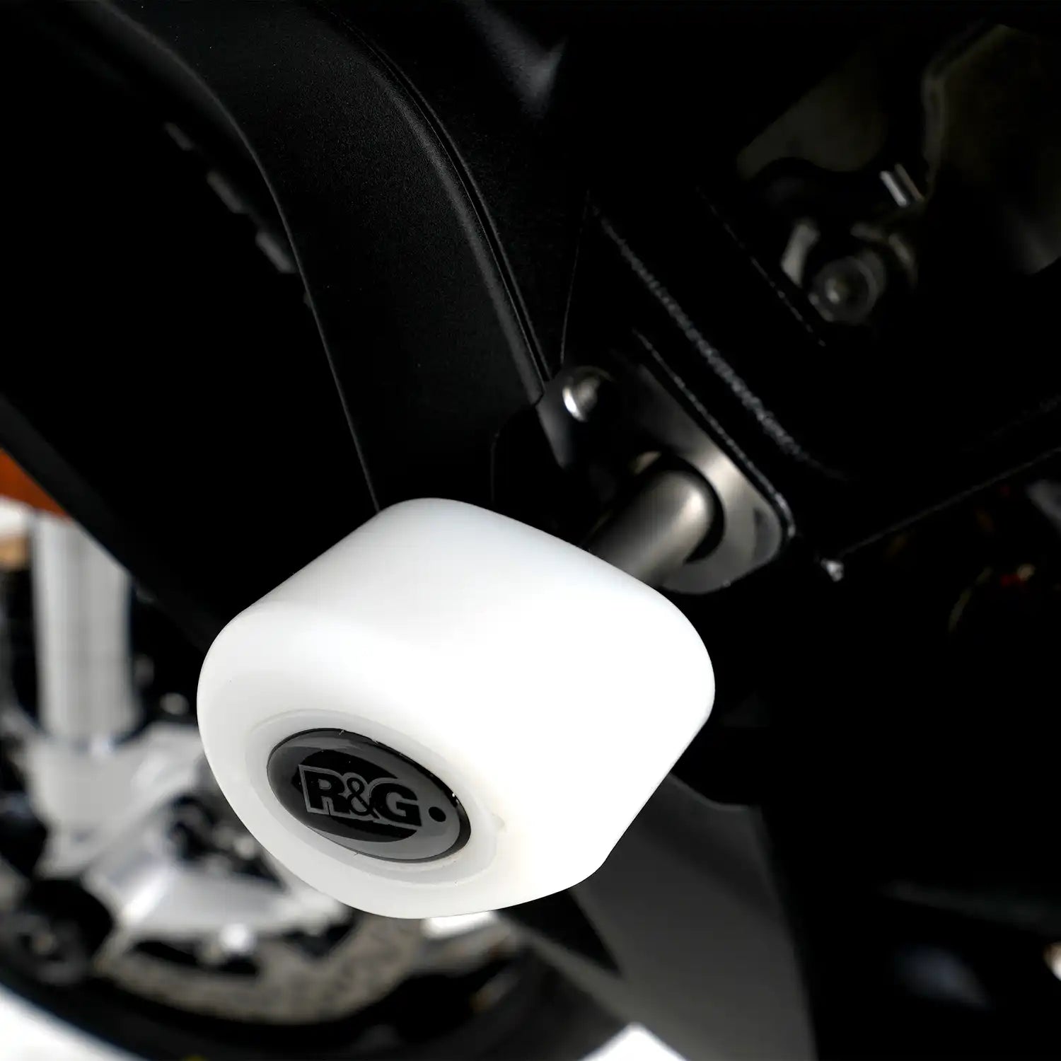 Tope de caída R&G lado izquierdo BMW S1000XR 2024 mostrando montaje directo a chasis