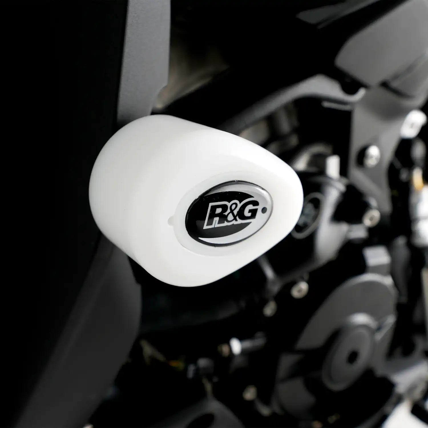 Vista cercana anclaje frame slider R&G Aero en chasis BMW S1000XR sin modificar carenado