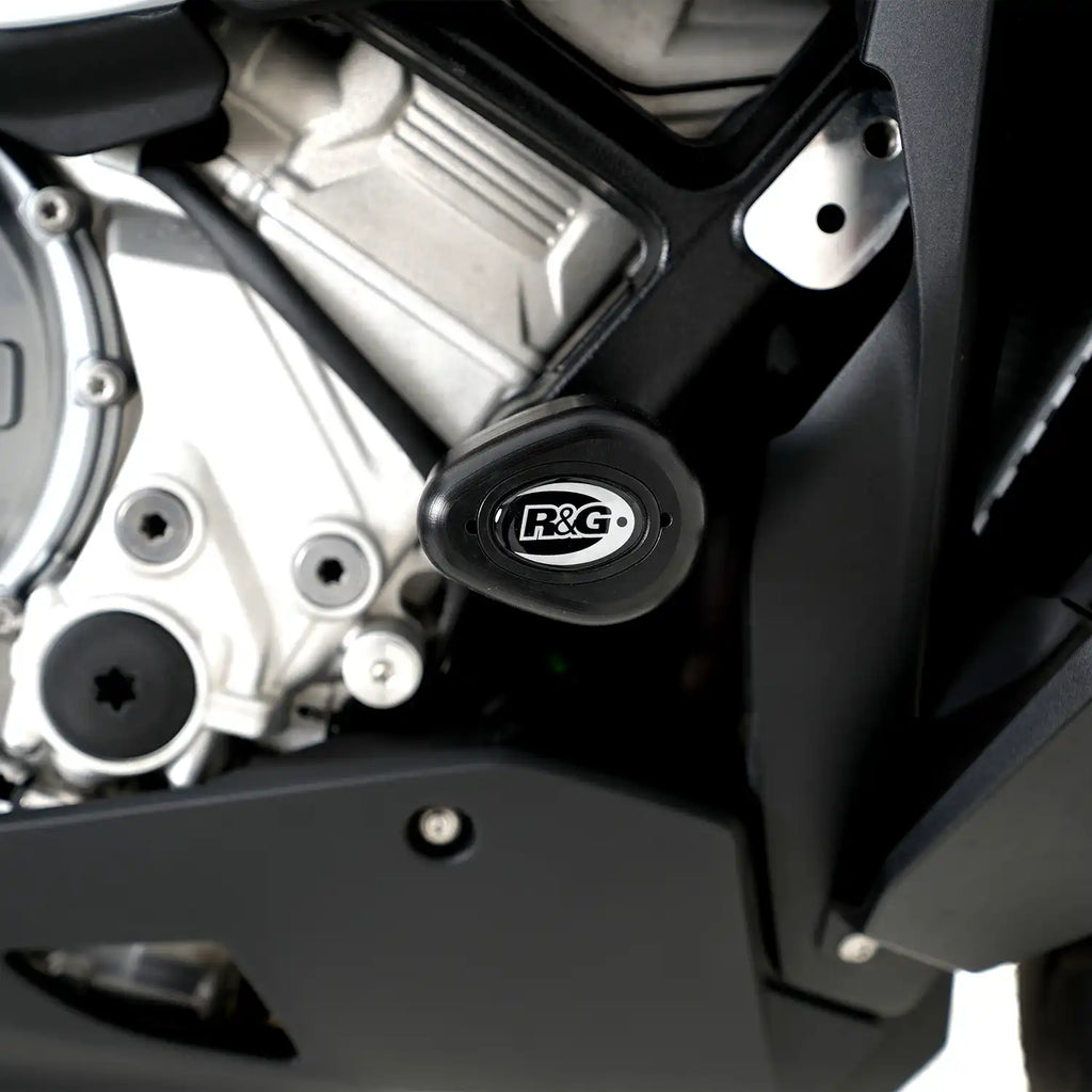 Detalle bobbin blanco R&G en M1000XR 2024 mostrando forma aerodinámica y acabado premium