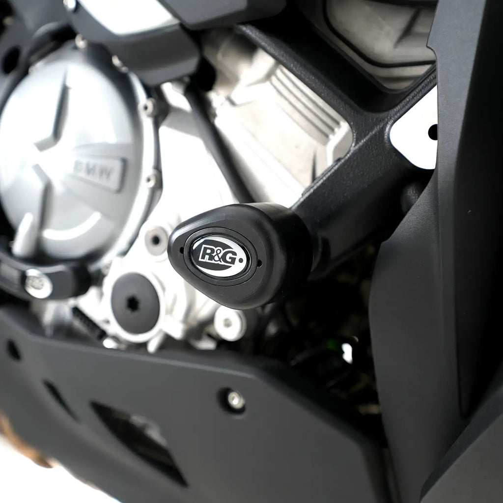 Vista lateral completa BMW M1000XR 2024 con topes de caída R&G Aero blancos instalados