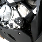 Vista lateral completa BMW M1000XR 2024 con topes de caída R&G Aero blancos instalados