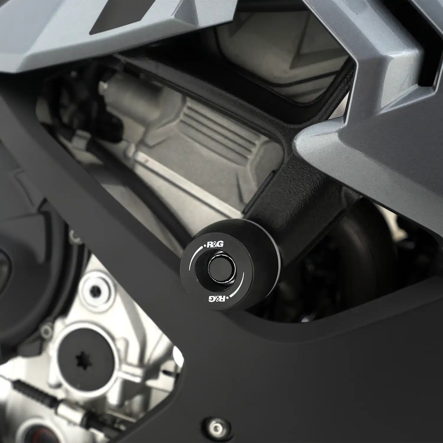 Detalle bobina cónica negra APEX Crash Protector BMW S1000RR lateral derecho