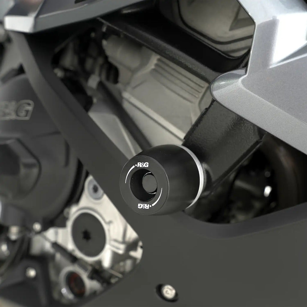 Detalle montaje crash protector RG Racing negro en chasis BMW deportiva