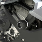 Detalle montaje crash protector RG Racing negro en chasis BMW deportiva