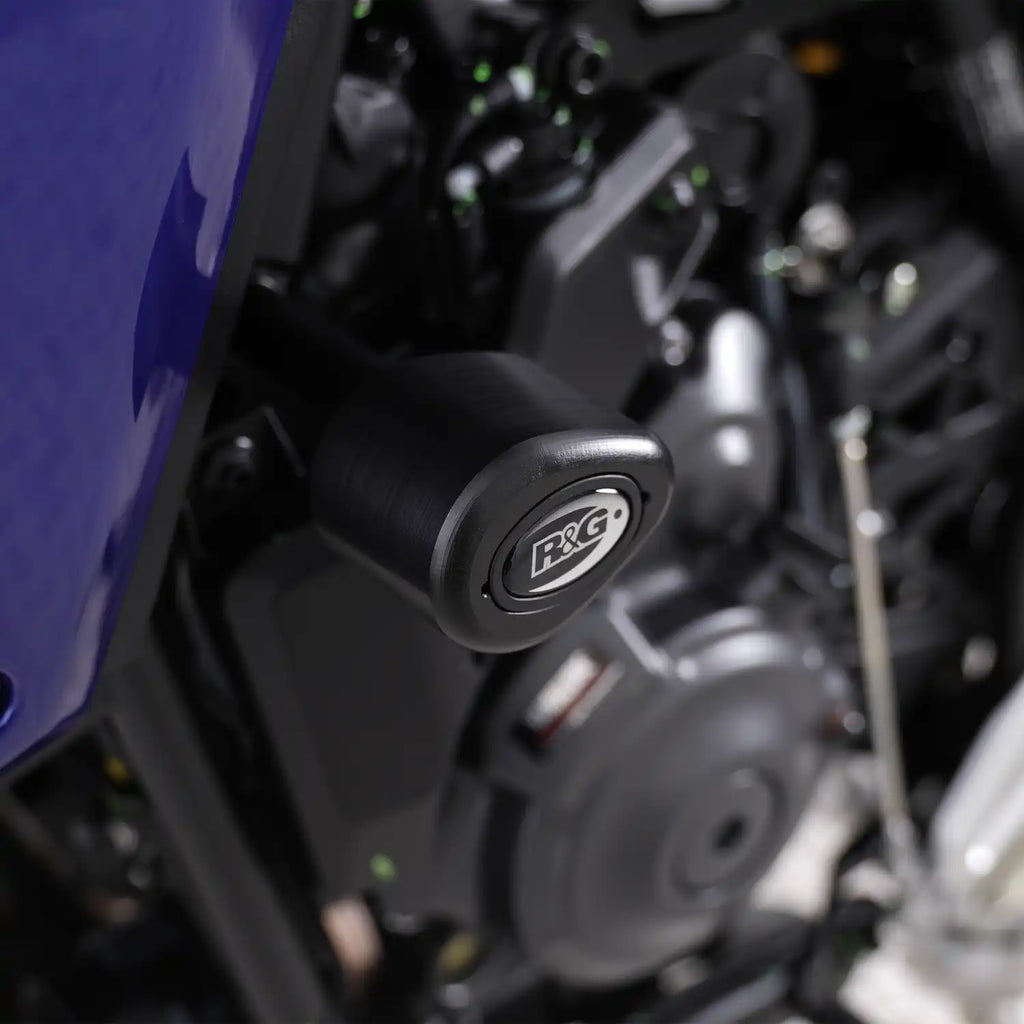 Detalle de montaje Tope de Caída R&G Aero en motor delantero Yamaha Ténéré 700 Rally