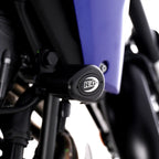 Vista frontal bilateral Topes de Caída R&G en Yamaha Ténéré 700 Rally negra