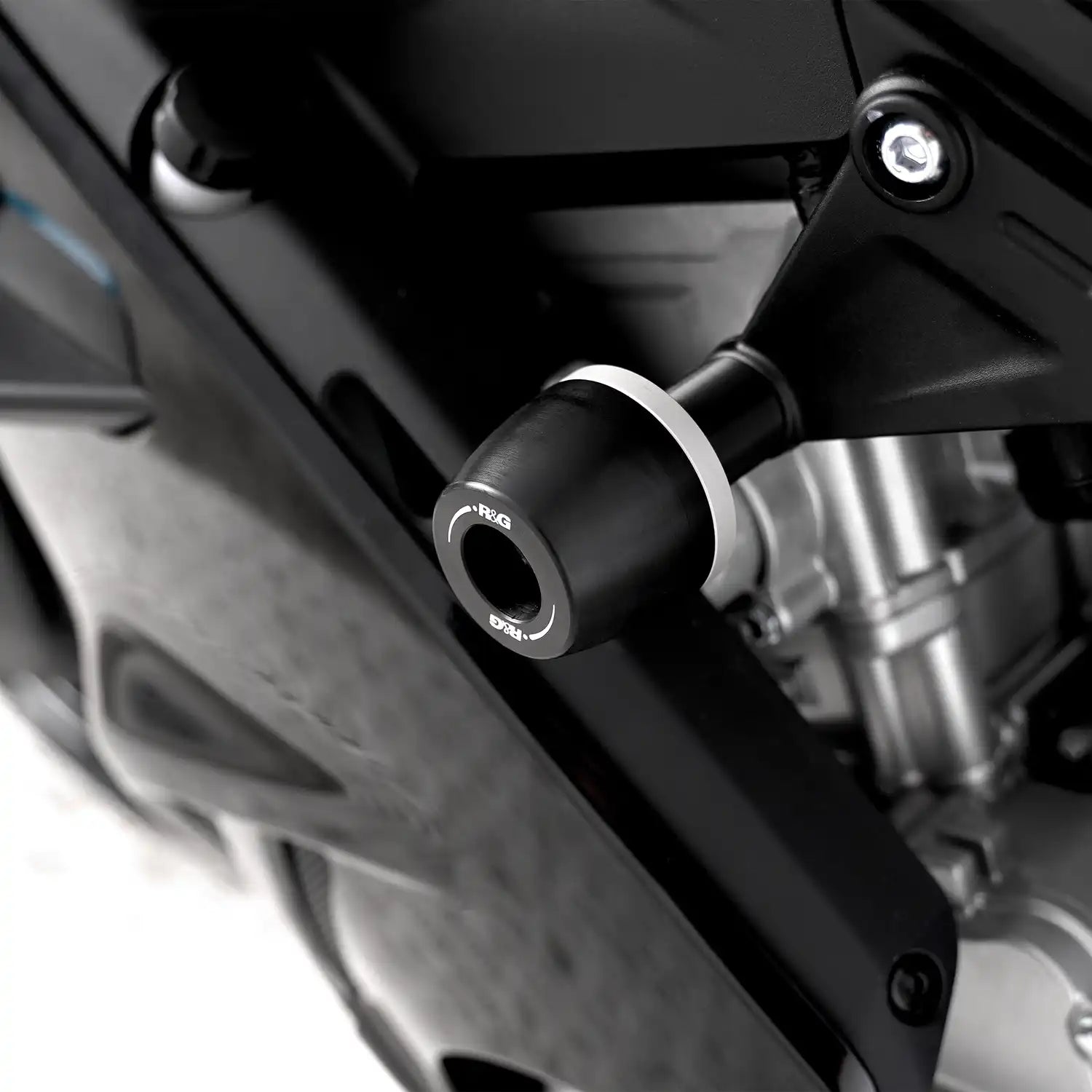 Montaje directo al chasis tope R&G APEX sin modificar carenado CFMoto