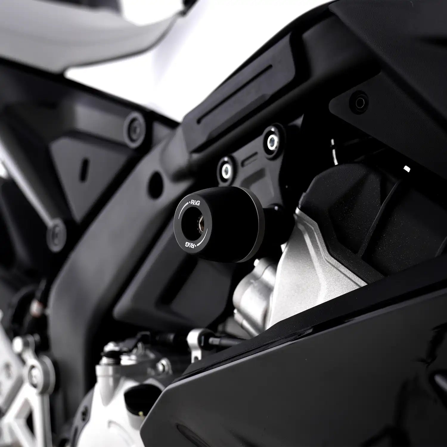 Detalle bobbin cónico APEX negro R&G en chasis CFMoto 675