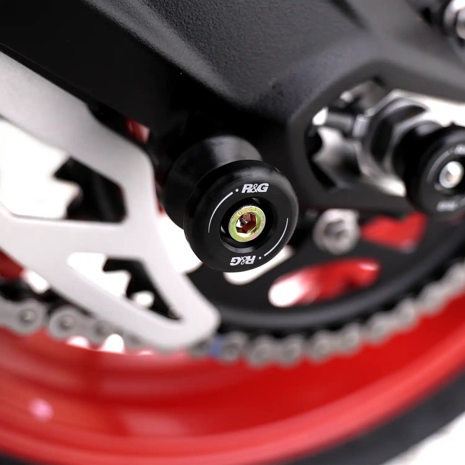 Vista lateral Carretes R&G para paddock stand en Triumph Street Triple