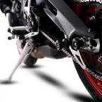 Carretes R&G Cotton Reels instalados en basculante Triumph Street Triple 765 RS 2026