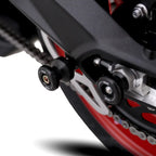 Cotton Reels R&G negros montados en puntos OEM de basculante trasero moto