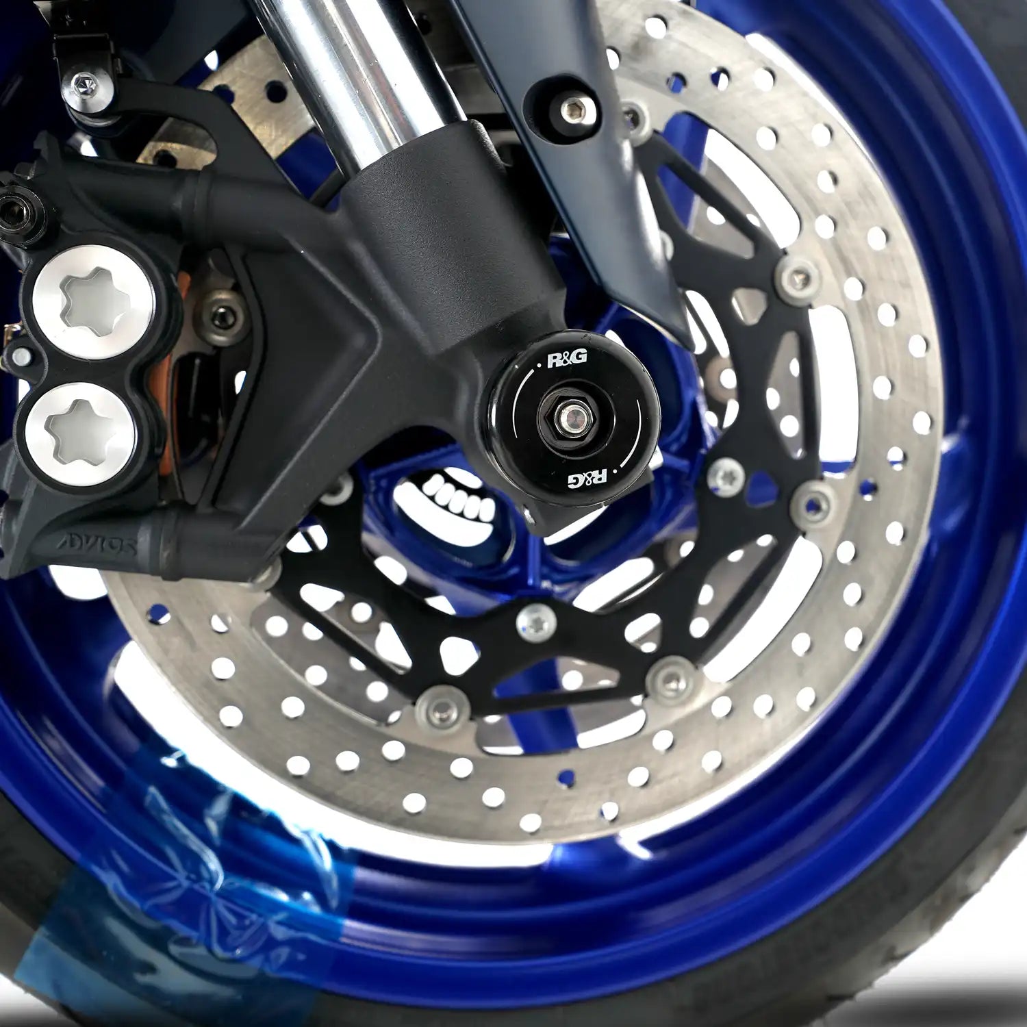 Detalle de instalación de protector de horquilla R&G en eje delantero Yamaha