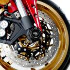 Vista de cerca de protector de horquilla R&G en Yamaha YZF-R1 con caliper Brembo