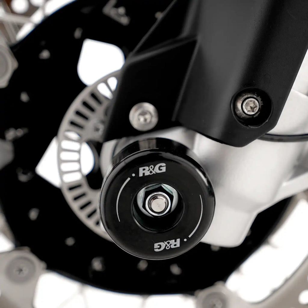 Detalle de protector de horquilla R&G negro instalado en barra delantera BMW GS