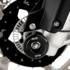 Detalle de protector de horquilla R&G negro instalado en barra delantera BMW GS