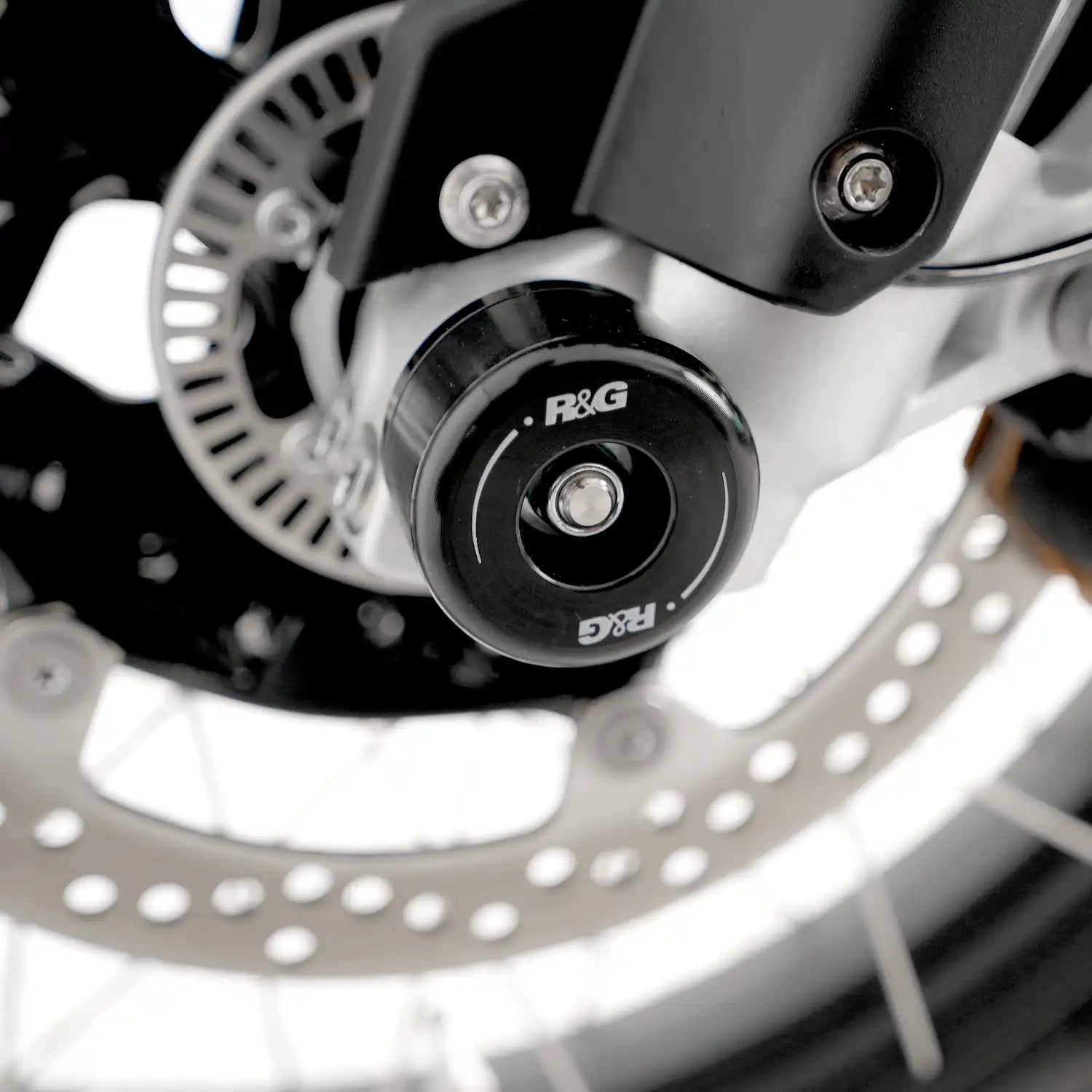 Instalación protector horquilla R&G en BMW F850GS detalle hardware fábrica