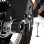Protector horquilla R&G montado BMW F750GS ángulo frontal mostrando protección pinza freno