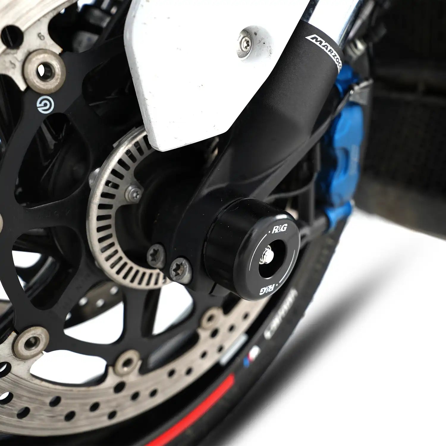 Detalle cercano acabado negro protector horquilla R&G en BMW M1000XR barra izquierda