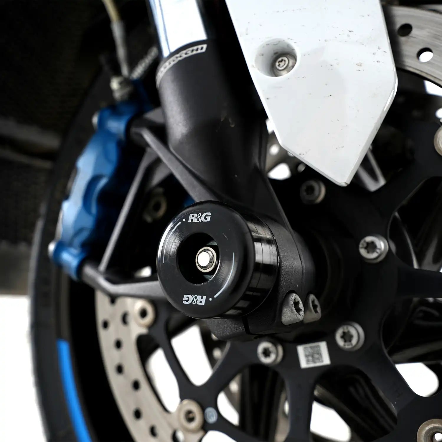 Protector de horquilla R&G instalado en BMW M1000XR 2024 vista completa frontal