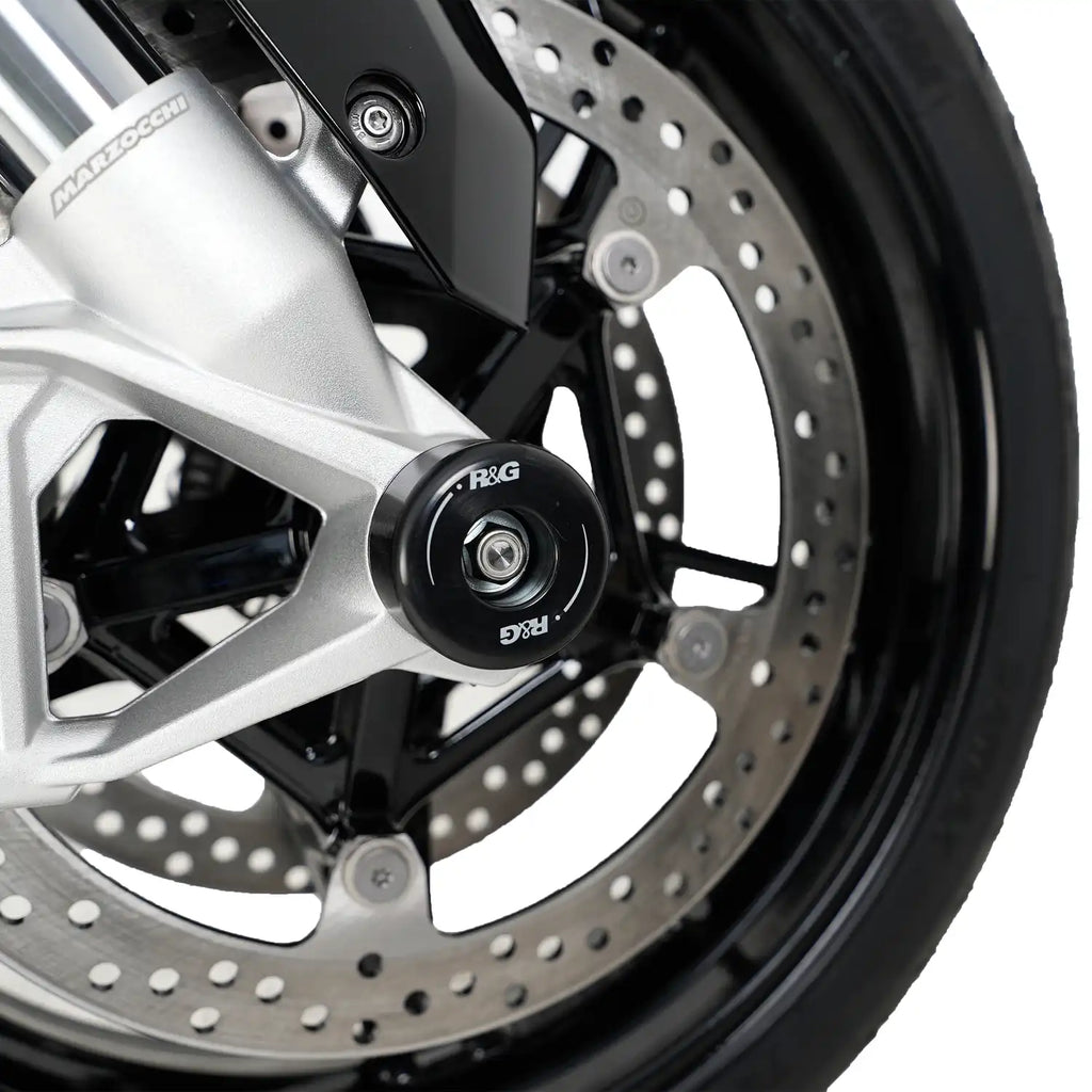 Vista inferior protector horquilla R&G mostrando montaje en eje BMW S1000XR