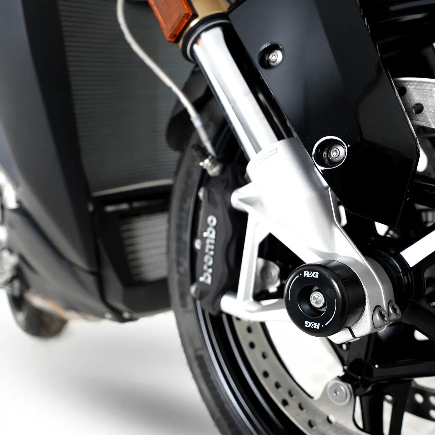 Protector de horquilla R&G montado en BMW S1000XR 2024 vista lateral derecha