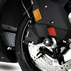 Close-up diseño cónico APEX fork protector montaje eje delantero