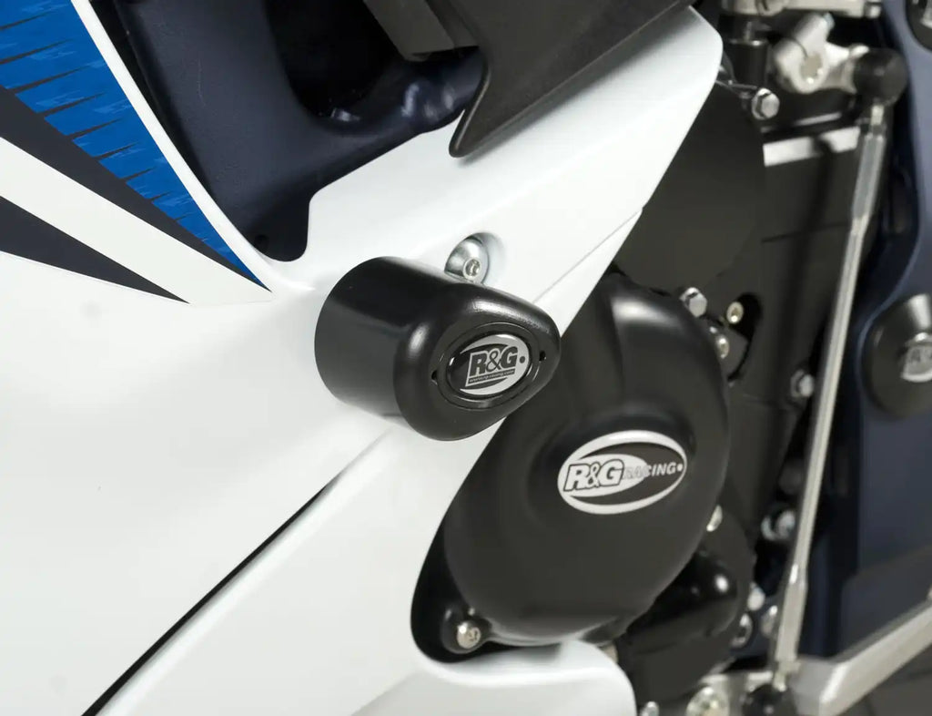 Detalle instalación Topes de Caída R&G Aero en bastidor motor Suzuki GSX-R perfil aerodinámico lágrima