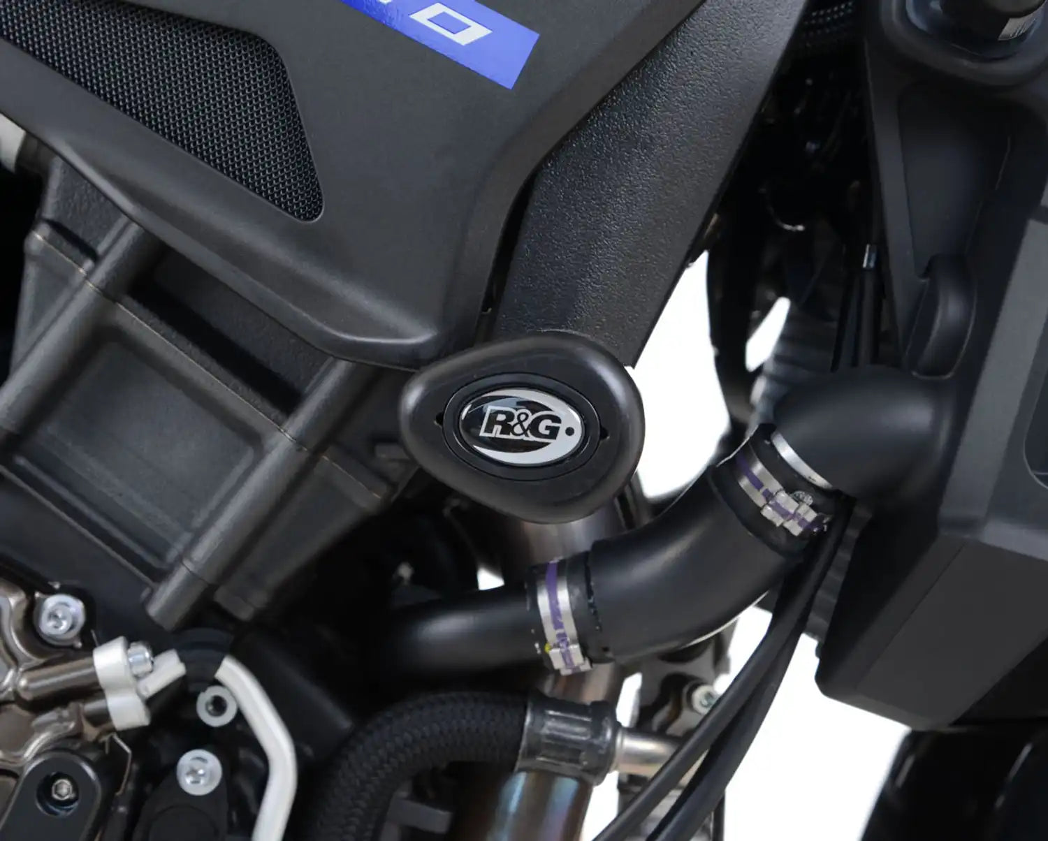 Crash protector R&G estilo Aero vista frontal moto naked deportiva