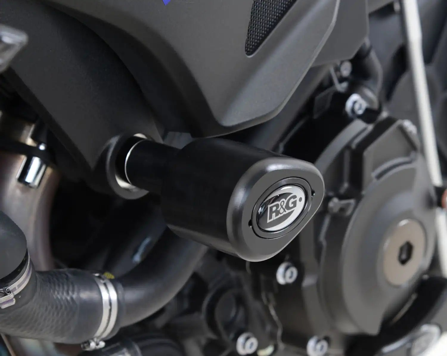 Topes de caída R&G Aero blancos montados en Yamaha MT-10 SP completa