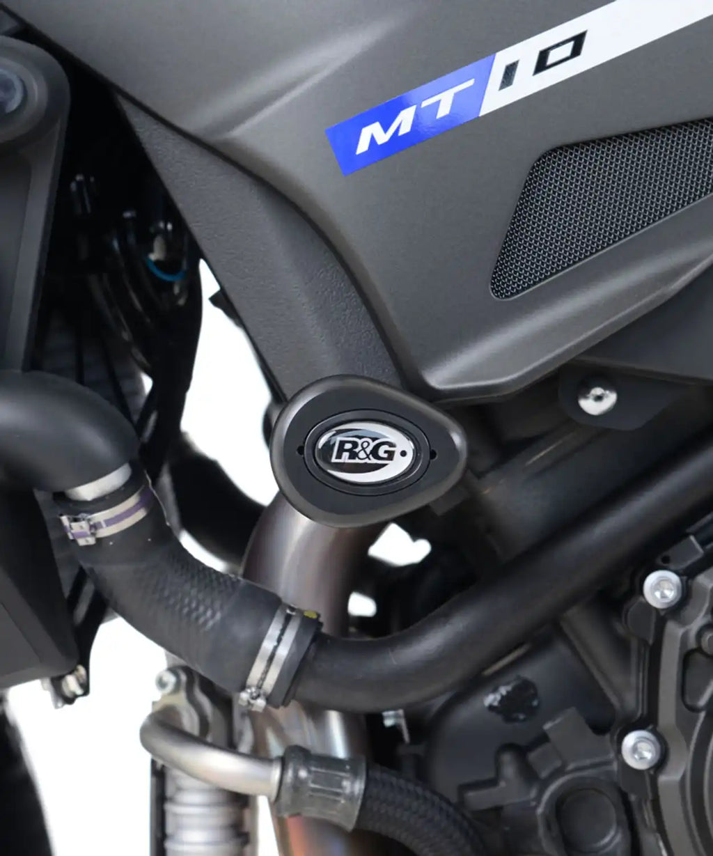 Tope de caída R&G Aero instalado en motor delantero Yamaha MT-10 primer plano